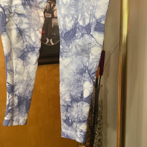 🦋AERIE OFFLINE LEGGINGS One of a kind blue and white tie-dye size extra small - Picture 6 of 10